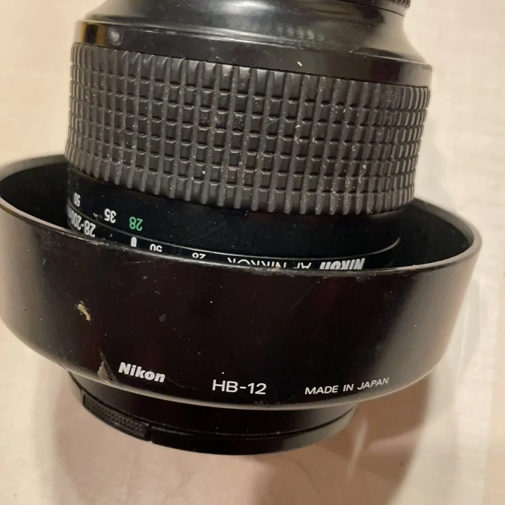 Nikon AF Nikkor 28-200mm, 1:3.5-5.6D Lens with Hood